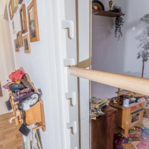Seitenschiene des Klimmrahmens mit mehreren Kerben zum Höhenverstellen, Buchensprosse eingehängt